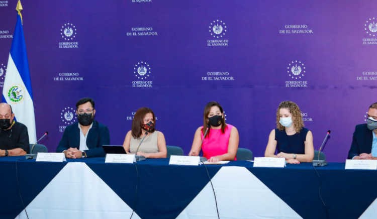 Restaurantes, hoteles, empresas de bebidas y parques darán incentivos a los que se hayan vacunado contra el COVID-19