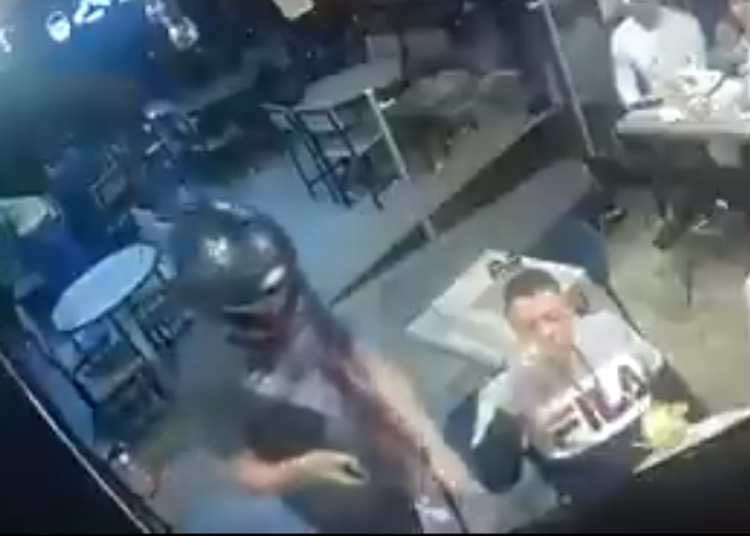 (VIDEO) Un hombre no deja de comer sus alitas de pollo durante un robo a mano armada en un restaurante en México