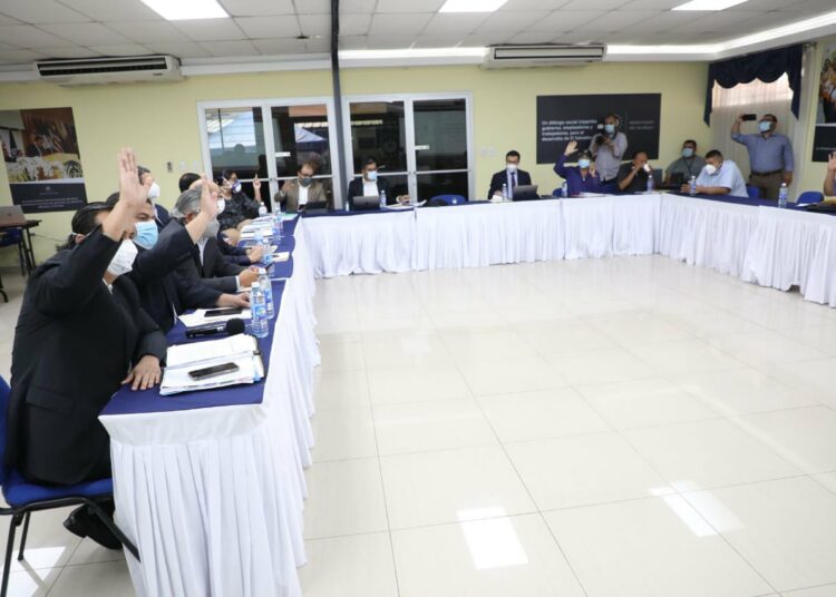 Consejo del Salario Mínimo aprueba aumento del 20% ofrecido por presidente Bukele, informa ministro de Trabajo