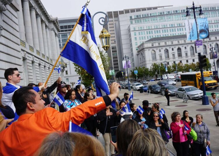 Gobierno busca que 3 millones de salvadoreños en el exterior puedan tramitar su DUI