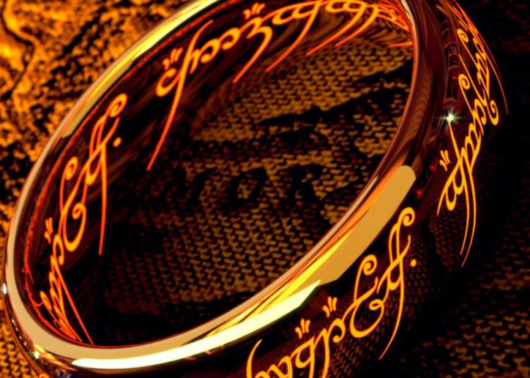 (VIDEO) ¿Podría la lava destruir el ‘anillo único’ del ‘El señor de los anillos’? Un ‘youtuber’ realiza un experimento para comprobarlo