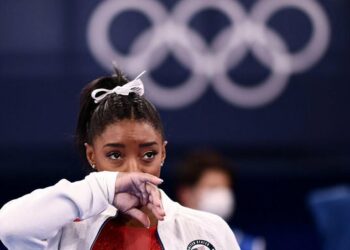 Estados Unidos retiró a Simone Biles de la competencia de gimnasia por equipos tras un salto errático