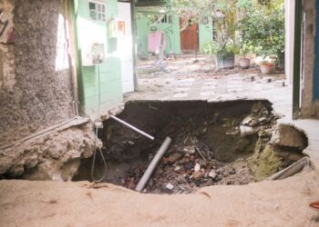 Autoridades inspeccionan socavón en el barrio San Esteban, que amenaza con inundación de viviendas