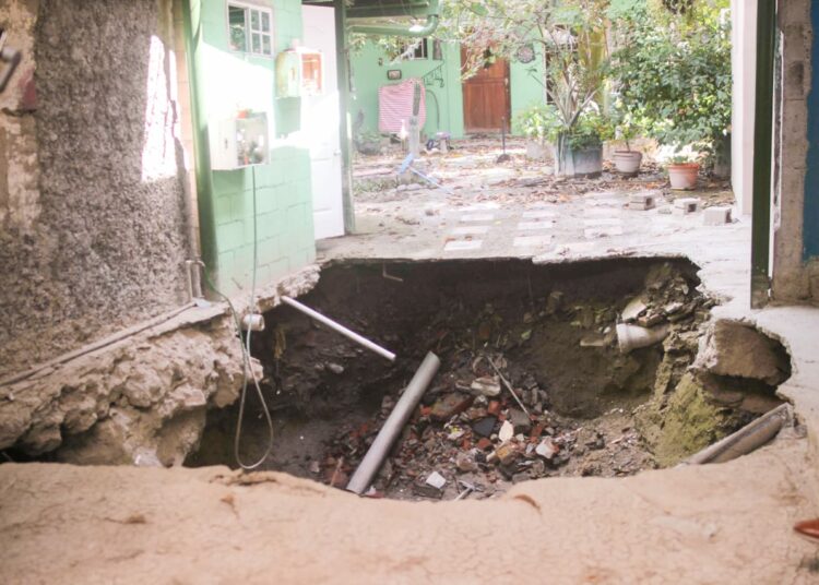 Autoridades inspeccionan socavón en el barrio San Esteban, que amenaza con inundación de viviendas
