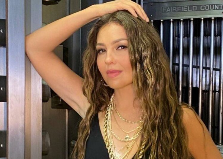 Thalía sorprende a sus fans con tremendo traje de baño