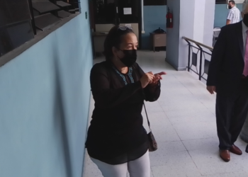 Regina Cañas llega a juzgado para solicitar que le rebajen pena de trabajos de utilidad pública