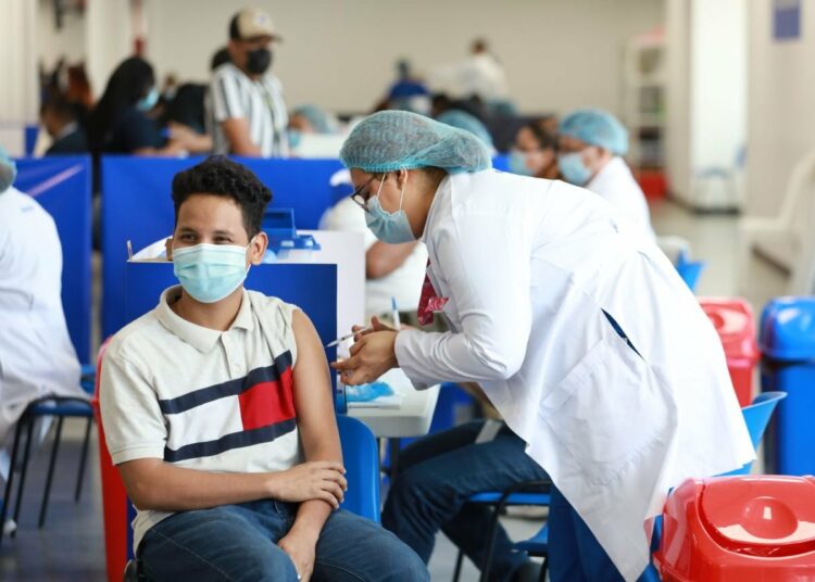 Ministro de Salud: “Es prioritario vacunarse en estos momentos”