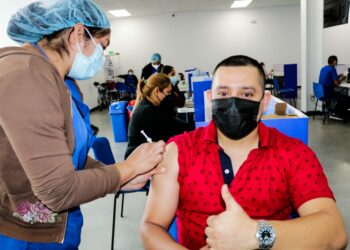 Gobierno da inicio a plan piloto para vacunar 75 mil personas por día