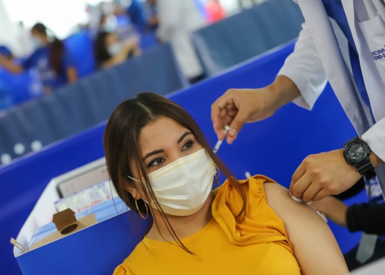 “Lo que debemos hacer, si queremos salir pronto, es vacunarnos”: Nayib Bukele sobre lucha contra la pandemia de COVID-19