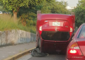 Se reporta vehículo volcado en carretera de Oro, Soyapango