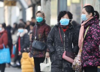 Ciudades chinas imponen restricciones a los no vacunados y amenazan con despidos para intensificar la campaña
