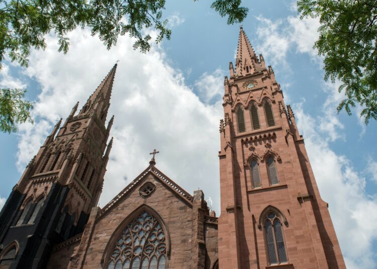 Diócesis en Nueva York ocultó por años abuso sexual a menores, dice exobispo