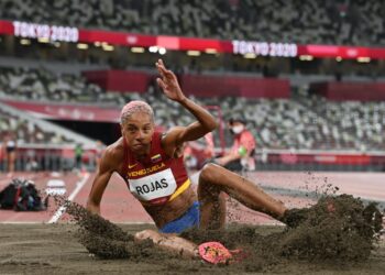 La venezolana Yulimar Rojas gana el oro en triple salto y con récord mundial