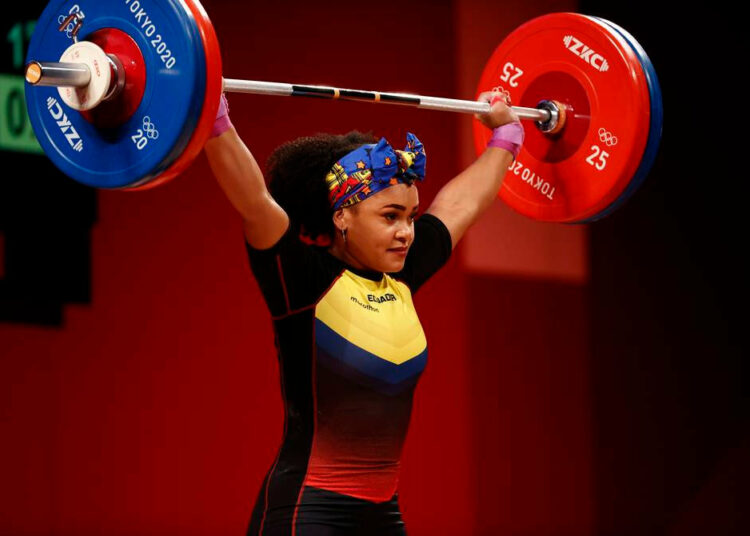 Neisi Dajomes se alza con el oro olímpico en halterofilia y hace historia al convertirse en la primera mujer en lograr esa medalla para Ecuador