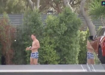 Messi descansa en la piscina de su casa en Barcelona mientras una multitud lo esperaba en París