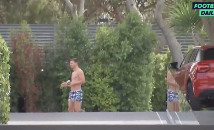 Messi descansa en la piscina de su casa en Barcelona mientras una multitud lo esperaba en París