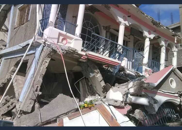 Continúa la búsqueda de sobrevivientes bajo los escombros que dejó el terremoto en Haití