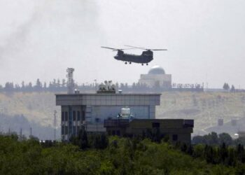 EE.UU. trasladó al aeropuerto de Kabul a todo el personal de su embajada mientras los talibanes avanzan sobre la capital de Afganistán