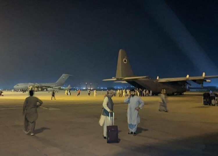 (VIDEOS) Desesperación en Kabul ante la llegada de los talibanes miles buscan escapar