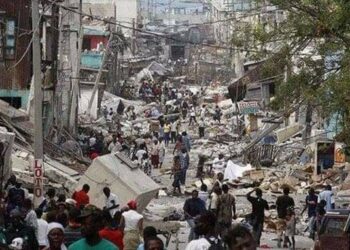 Suman a 1.297 el número de muertos, miles de desaparecidos y hospitales desbordados con unos 5.700 heridos tras el devastador terremoto