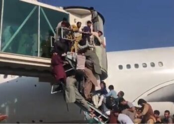 (VIDEOS) El caos se apodera del aeropuerto de Kabul
