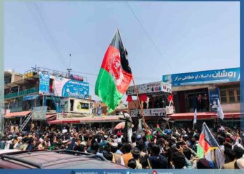 (VIDEO) Talibanes disparan contra manifestantes pacíficos y golpean a periodistas en la ciudad afgana de Jalalabad