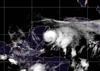 El huracán Grace toca tierra en la península de Yucatán