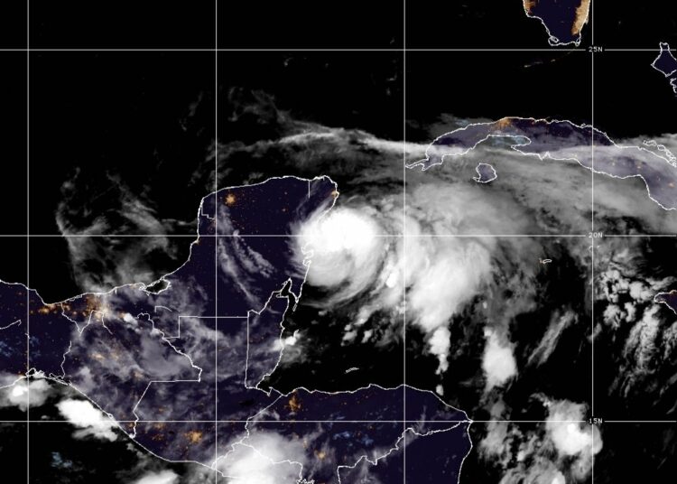 El huracán Grace toca tierra en la península de Yucatán
