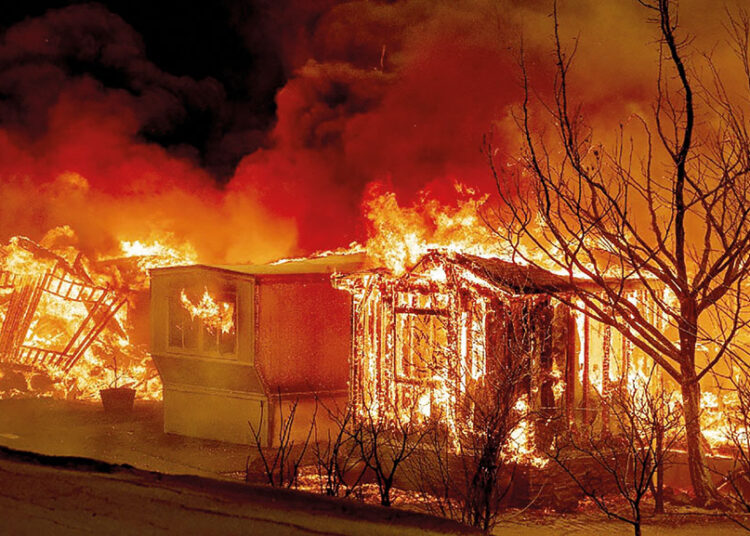 Un gran incendio forestal en el norte de California obliga a evacuar a miles de personas