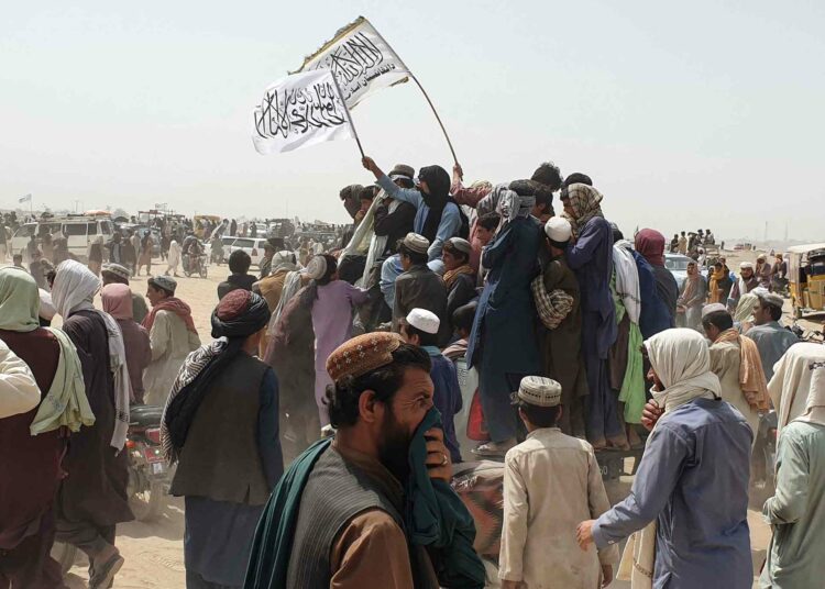 Continúa el caos: Siete personas murieron en los alrededores del aeropuerto de Kabul