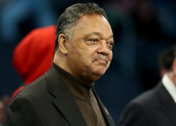 Hospitalizan por Covid-19 a Jesse Jackson, defensor de los derechos civiles