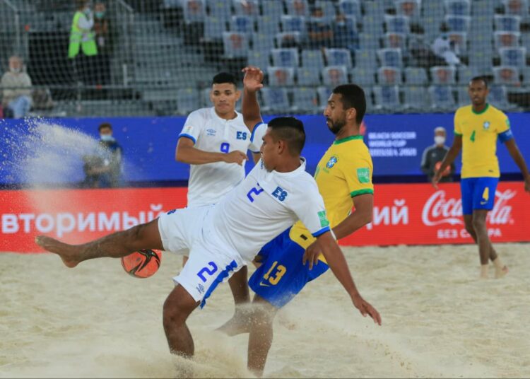 El Salvador es derrotado por Brasil en el Mundial de fútbol playa y queda con un pie fuera