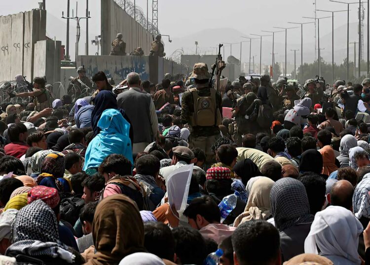 Talibanes culpan a Estados Unidos por caos en aeropuerto de Kabul
