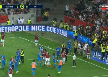 (VIDEOS) ¡Invasión de los hinchas del Niza para agredir a los jugadores del Marsella!