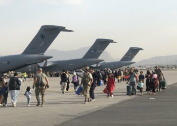 Afganistán: rescataron a 16 estadounidenses de las afueras del aeropuerto de Kabul