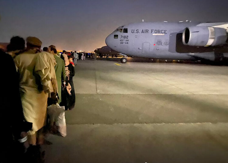 Más de 21,000 personas fueron evacuadas de Kabul en 24 horas y los talibanes ya no permiten el paso de afganos al aeropuerto