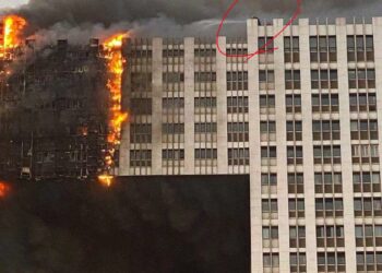 (VIDEOS) Un gran incendio consume un rascacielos residencial en la ciudad china de Dalian