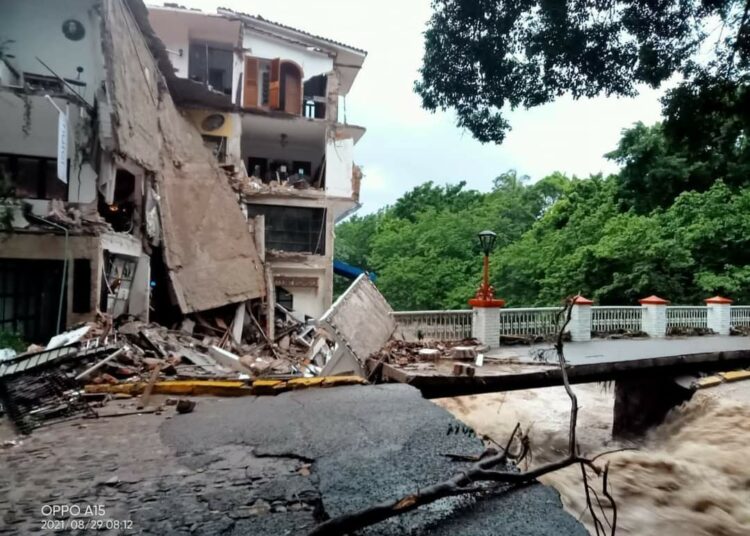 (VIDEOS) Huracán «Dora» se desplaza en pararelo a costa de México, causa daños por torrenciales lluvias