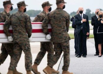 Biden recibió los restos de los 13 soldados asesinados por ISIS-K en Kabul y se reunió en privado con sus familias