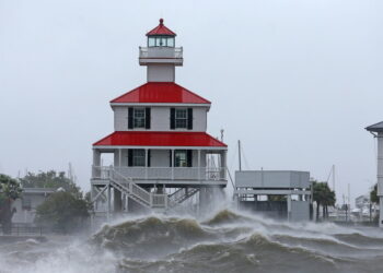 (VIDEOS) El huracán «Ida» revierte el flujo del agua en el río Misisipi, mientras continúan las consecuencias «catastróficas» de su paso por Luisiana