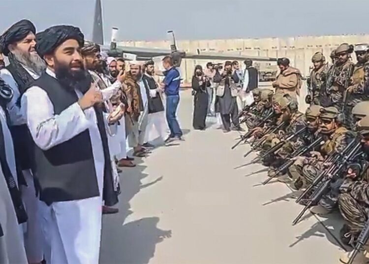 Talibanes declaran «completa independencia» de Afganistán