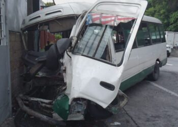 Al menos 7 lesionados al impactar microbús de la ruta 109 contra un pick up sobre la Troncal del Norte