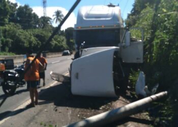 Reportan accidente de tránsito entre una rastra y dos vehículos particulares en carretera que conduce hacia desvío de San Juan Opico