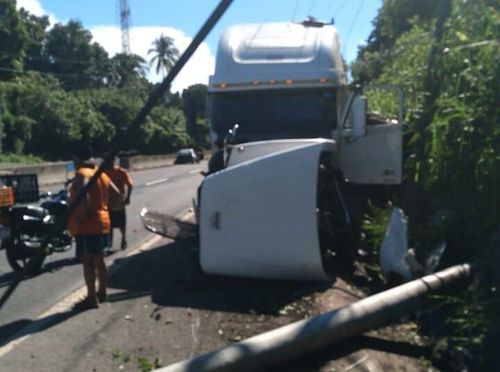 Reportan accidente de tránsito entre una rastra y dos vehículos particulares en carretera que conduce hacia desvío de San Juan Opico