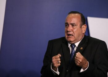 Gobierno de Guatemala niega que el presidente Giammattei recibiera sobornos de Rusia