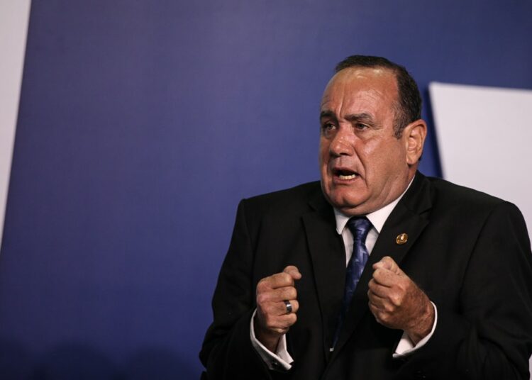 Gobierno de Guatemala niega que el presidente Giammattei recibiera sobornos de Rusia