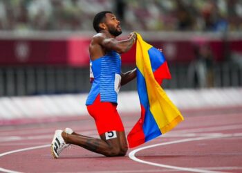 (VIDEO) Atletismo: El colombiano Anthony Zambrano gana medalla de plata en Tokio 2020 en los 400 metros planos, la primera del atletismo para la historia de su país