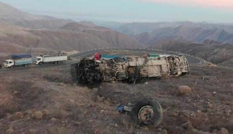Al menos 16 muertos luego que un autobús cayera unos 200 metros en un abismo mientras se dirigía a la ciudad de Cusco, Perú