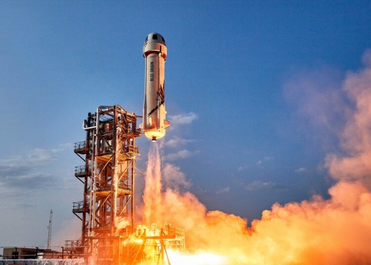 (VIDEO) Blue Origin lanza al espacio una obra de arte pintada en una cápsula y miles de postales de niños