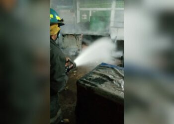 Bomberos extinguen incendio en zona del mercado de Ahuachapán